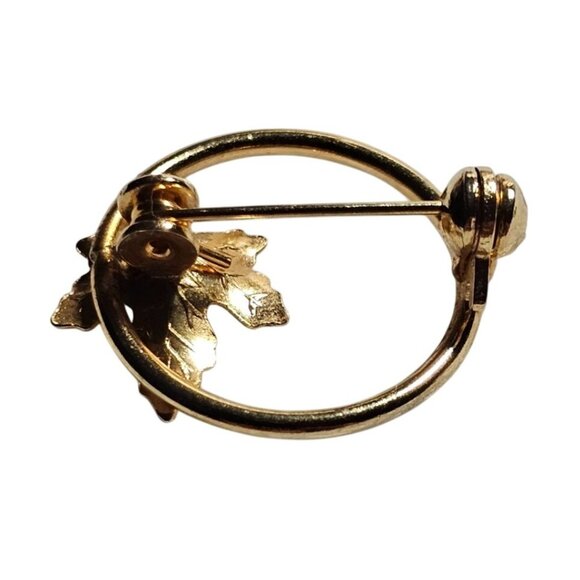 Vintage Gold Circle Maple Leaf Brooch With Faux Pearl Accent Pin 1 inch - Picture 2 of 5